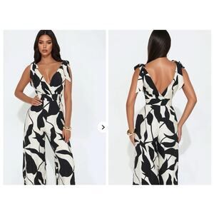 NWT FASHION NOVA Weekend Brunch Jumpsuit Wide Leg Sleeveless V Neck Sz L